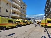 Δέκα ολοκαίνουρια ασθενοφόρα παραδίδοντα...