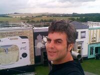 Ο Ζαφείρης Κοτοπούλης πίσω από τους τελι...