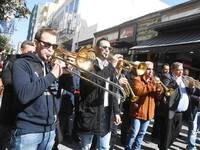 Τσικνοπέμπτη στην Πάτρα με μπάντες χάλκι...