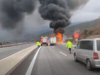 Εγνατία Οδός: Φορτηγό παραδόθηκε στις φλ...