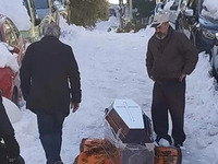 Το είδαμε κι’ αυτό! Έσερναν φέρετρο στα ...