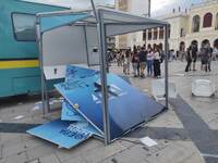 Πάτρα: Έκαναν γυαλιά καρφιά το περίπτερο...