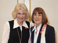 Η βασίλισσα Καμίλα υποδέχτηκε τη Ζιζέλ Π...