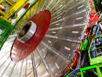 Μποζόνιο W: «Απρόσμενα σοκαριστική» η νέ...