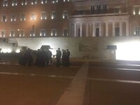 Νύχτα τρόμου στο Σύνταγμα: Άνδρας με καρ...