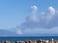 Οι καπνοί από την μεγάλη πυρκαγιά της Αχ...