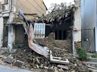 Πάτρα: Γκρεμίζεται μόνο του- Το χάλασμα ...