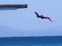 Ρόδος: Ο 92χρονος που βούτηξε από τον βα...