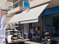 Μπούκαραν με αυτοκίνητο για να κάνουν δι...