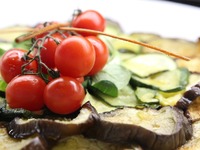 Συνταγή: Μελιτζάνες στο φούρνο με ντοματ...