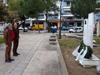 Στεφάνι στη μνήμη του Μανώλη Γλέζου από ...