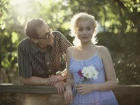 «Blonde»: Το Netflix αποκάλυψε νέες πεισ...