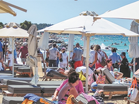 3.000 τετραγωνικά καταπατημένος αιγιαλός...