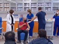 Ο εμβολιασμός του Γιάνη Βαρουφάκη στον «...