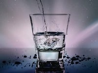 Ούτε δύο λίτρα, ούτε οκτώ ποτήρια: Πόσο ...