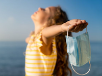 Πότε θα πετάξουμε τις μάσκες – Τι ισχύει...