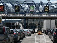 Ποιο «μένουμε σπίτι»; Όπου φύγει - φύγει...