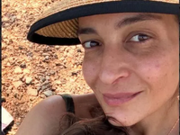 Η Αντιγόνη Κουλουκάκου φωτογραφίζεται αγ...