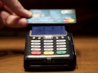 Αχαΐα: Προσποιήθηκε τον υπάλληλο, πήρε τ...