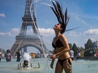 Σπάει το ένα ρεκόρ μετά το άλλο ο καύσων...