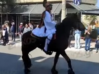 25η Μαρτίου: Εντυπωσιακή η έφιππη παρέλα...