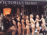 Γδύθηκαν έξω από το Victoria's Secret κα...