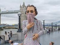 Η «μικρή Αμάλ» έφτασε στη Βρετανία και τ...