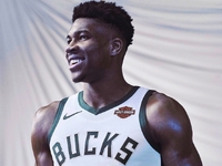 Υπογράφει το μεγαλύτερο συμβόλαιο στην Ι...