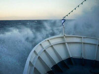 Τήνος: Πλοίο αναχωρεί από το λιμάνι με 8...