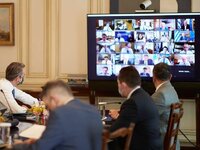 Νέα μέτρα: Έκτακτη σύσκεψη την Πέμπτη στ...