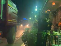 Συγκλονιστικό βίντεο: Κάτοικοι χειροκροτ...