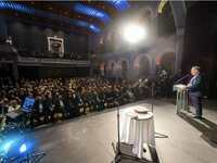 Γεμάτο το Royal στην κοπή της Πρωτοχρονι...