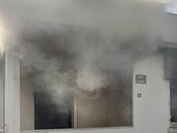 Έβαλε φωτιά στο σπίτι του  και έτρωγε μα...