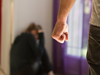 35χρονη καταγγέλλει τον πρώην σύντροφό τ...