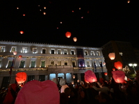«Νύχτα των Ευχών»: Χιλιάδες φαναράκια στ...