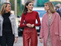 Λετίσια της Ισπανίας: Με κόκκινο δερμάτι...