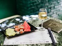 Κορωνοϊός: Κρούσμα σε καφετέρια της Ρήγα...