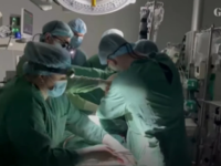 Γιατροί κάνουν εγχείριση καρδιάς παρά το...