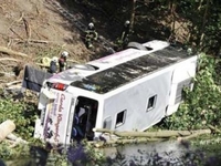 Ιταλία: Λεωφορείο έπεσε σε γκρεμό, στο Κ...