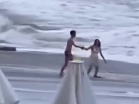 Ρωσία: Η στιγμή που κύματα παρασύρουν 20...