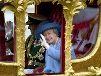 Ανησυχία για την υγεία της βασίλισσας Ελ...