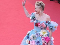 Γαλάζια τούλια και ροζ καμέλιες: Ποτέ δε...