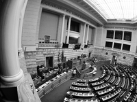 LIVE: Η συνεδρίαση της Επιτροπής Θεσμών ...