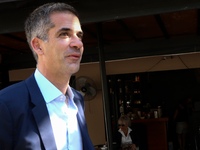 Επιτέθηκαν με... καφέδες στον Κώστα Μπακογιάννη