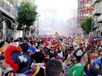 Χιλιάδες καρναβαλιστές στην «απαγορευμένη» παρέλαση του Πατρινού Καρναβαλιού – ΦΩΤΟ και ΒΙΝΤΕΟ