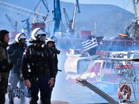 Βόλος: Από στεριά και θάλασσα αποκλεισμέ...