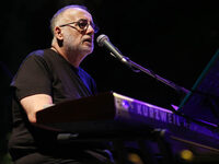 Η συναυλία «Τους προβολείς στήσε» την Τρ...