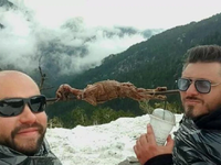 Δυο φίλοι από την Πάτρα σούβλισαν αρνί σ...