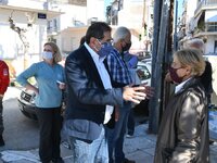 Στις πλατείες που γίνονται rapid test o ...