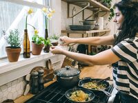 Σαλάτα σπαγγέτι με ντρέσινγκ αβοκάντο κα...